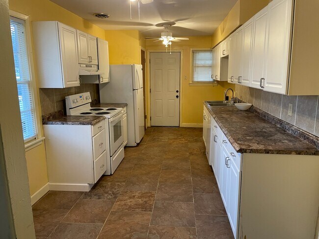 Building Photo - 1001 Anderson Dr