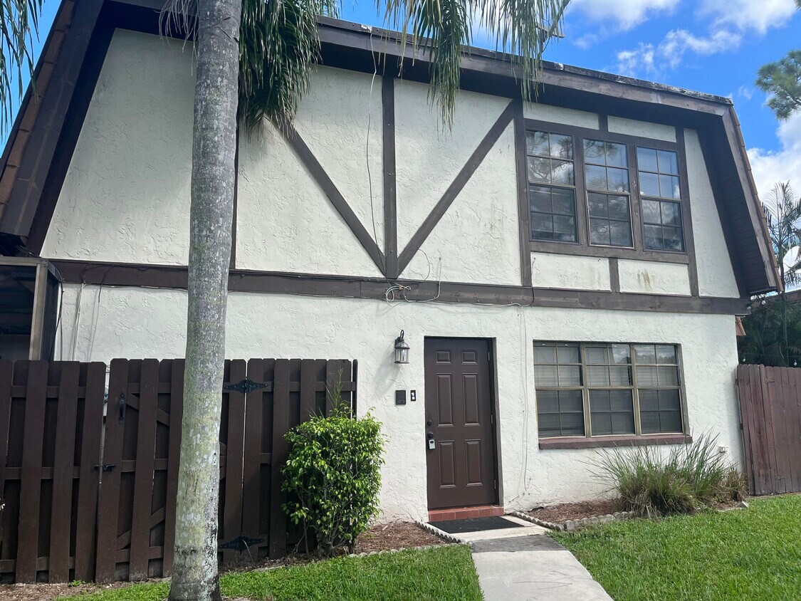 110 Weybridge Cir, Royal Palm Beach, FL 33411 Townhome Rentals in