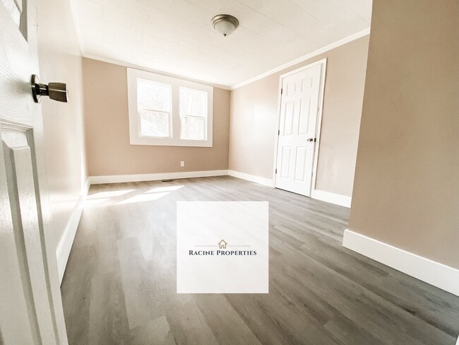 Building Photo - Charming Cottage Living in the Heart of Clinton