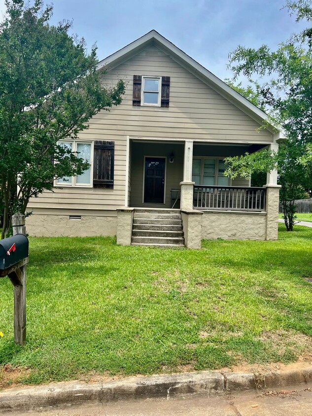 Foto del edificio - Charming 3 Bedroom 3 Bath Available Fall 2...