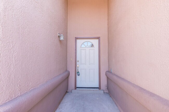 Building Photo - Lovely 3 bedroom 2 bath located in East El Paso!!