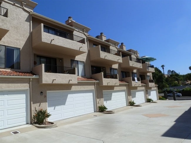 Building Photo - 2 Bedroom Townhouse in La Costa Hills!