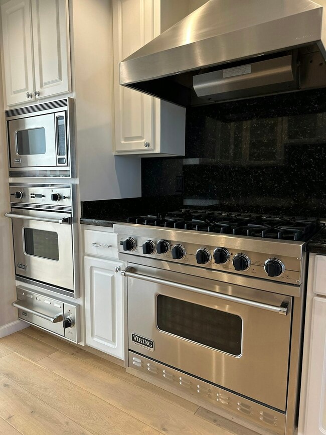 Foto del edificio - 621 Helen Ct