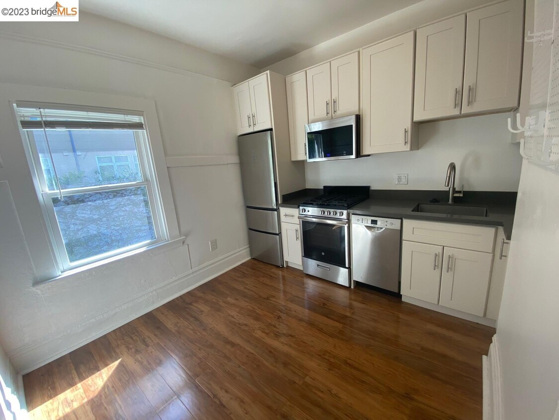 Renovated spacious kitchen - 535 30th St