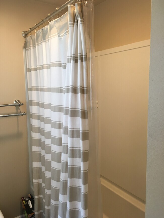 Bathroom - 908 4th Ave E
