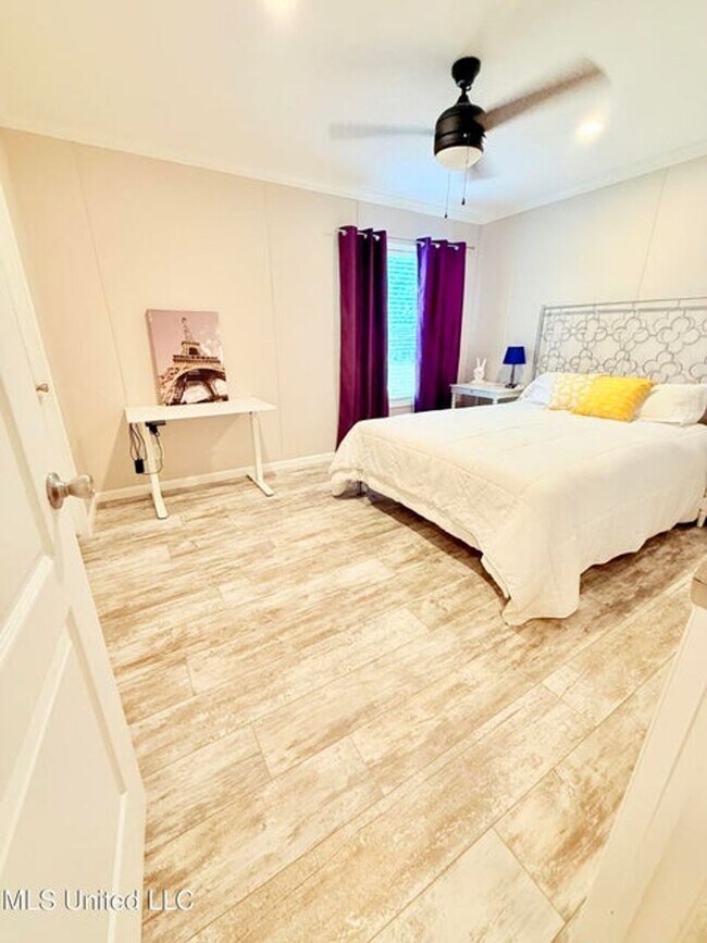 Foto del edificio - Spacious 5-Bedroom Home on Half an Acre
