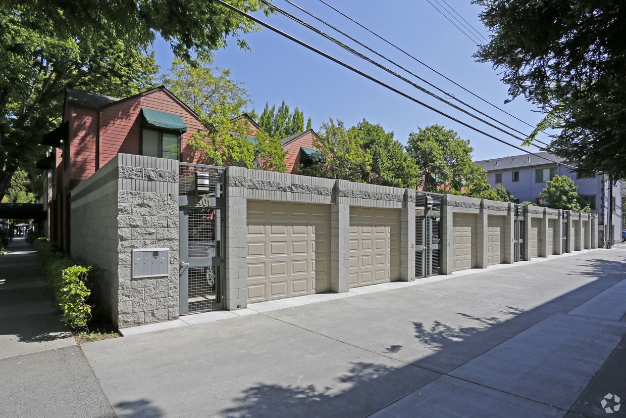 Primary Photo - 1401-1415 Carriage Path Way