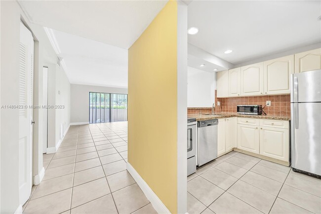 Building Photo - 10401 N Kendall Dr