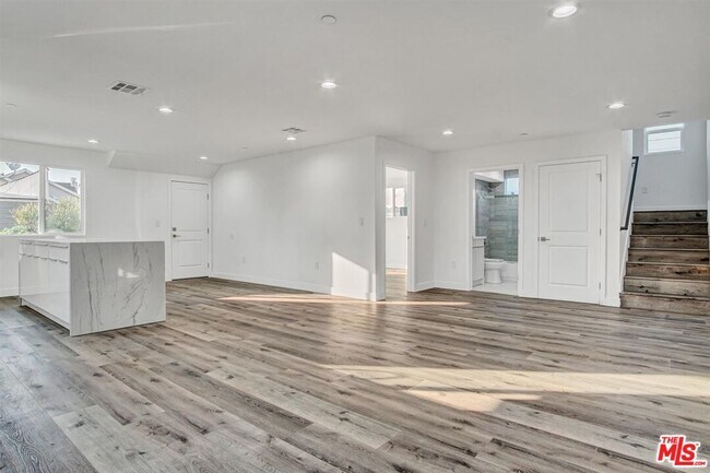Building Photo - 2421 S Cochran Ave