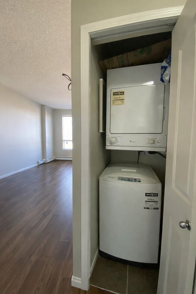 Building Photo - 1 bedroom condo for rent – Vantage Pointe | Beltline – Available April 1