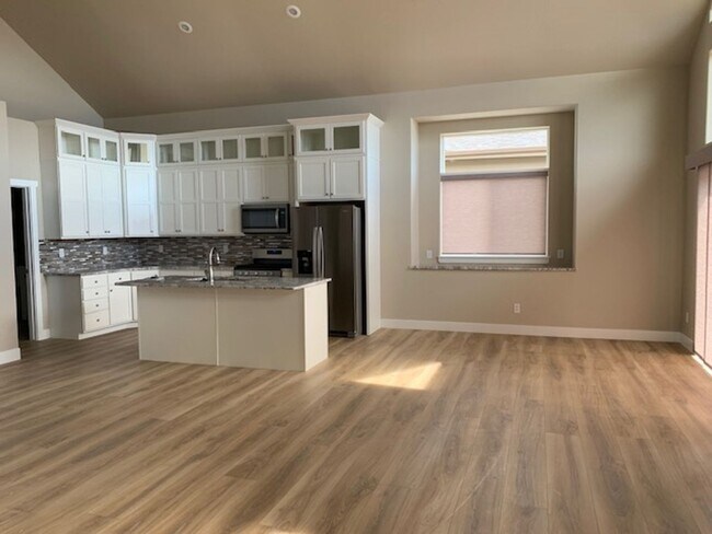 Building Photo - Beautiful 5 Bedroom, 3 Bath Executive Home!