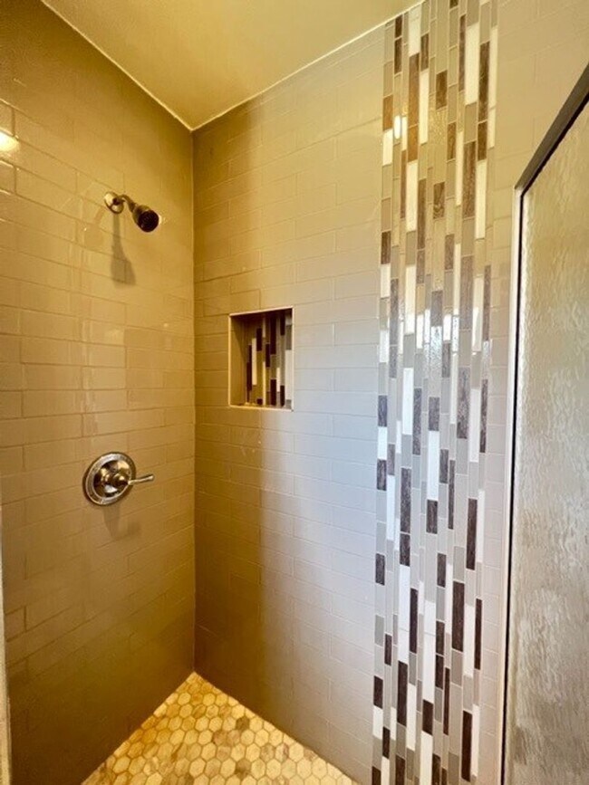 Building Photo - Wonderful home located in Dallas, TX