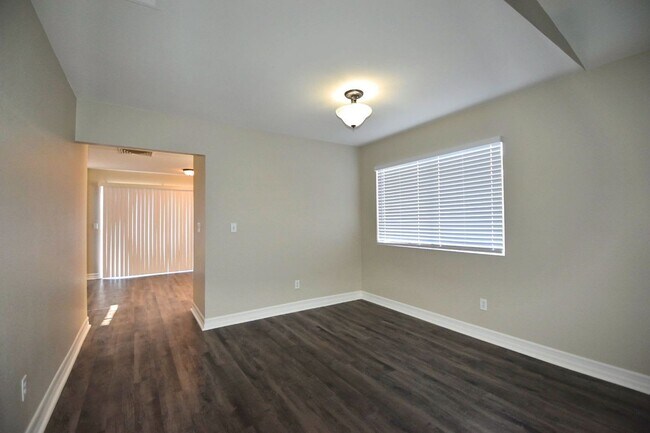 Building Photo - 352 Montcliff Ave