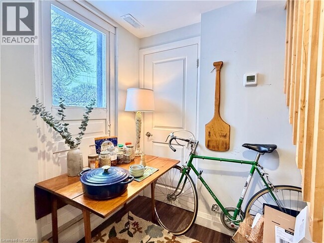 Building Photo - 25 Krug St