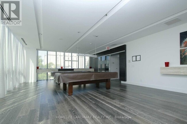 Photo du bâtiment - 110 Charles St E