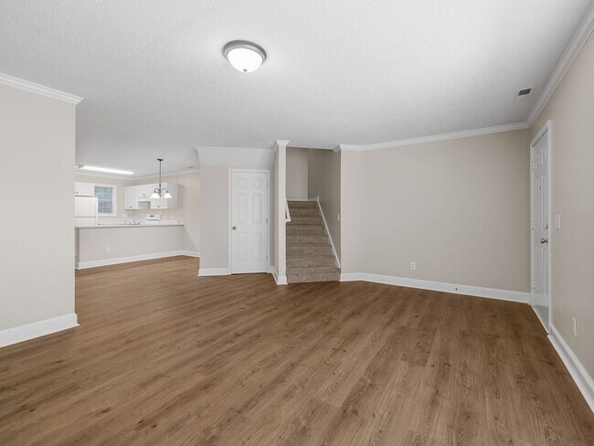 Building Photo - Freshly Renovated 3 BR, 2 BA Townhome Cent...