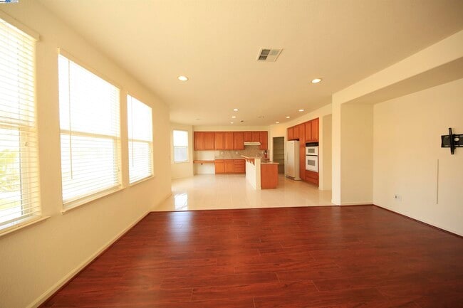 Building Photo - 1516 Whispering Oaks Way