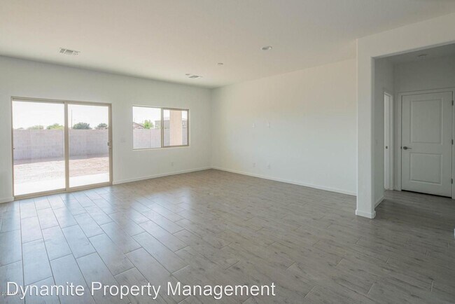 Foto del edificio - 5727 E Rolling Ridge Rd