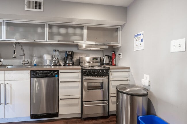 Foto del edificio - 2452 1/2 18th St NW
