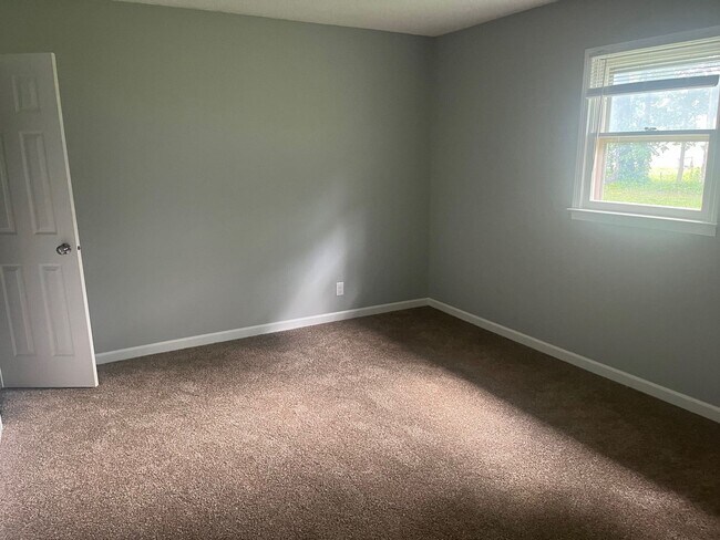 Building Photo - Very nice, completely remodeled 3 Bedroom ...