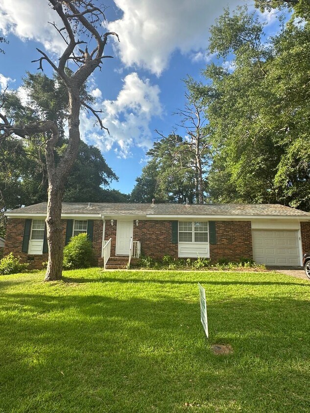 Primary Photo - 3 Bedroom 2 Bath home located just off Oca...