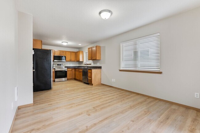 Building Photo - 5Bed/2.5 Bath House available