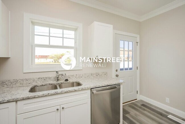 Building Photo - 2 Bedroom Pet-Friendly Home in St. Petersburg, FL with Main Street Renewal
