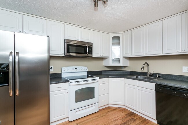 Building Photo - 4417 Hallfield Manor Dr