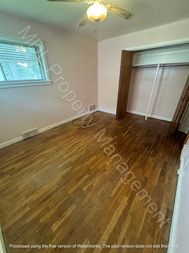 Building Photo - 4 Bedroom Home w/ Attached Garage and a Su...