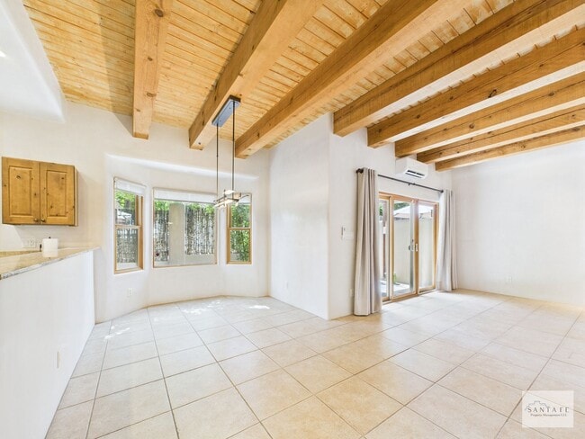 Building Photo - Beautifully Done Custom Built Townhouse wi...