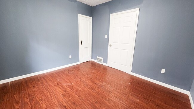 Building Photo - 3225 W 58th St