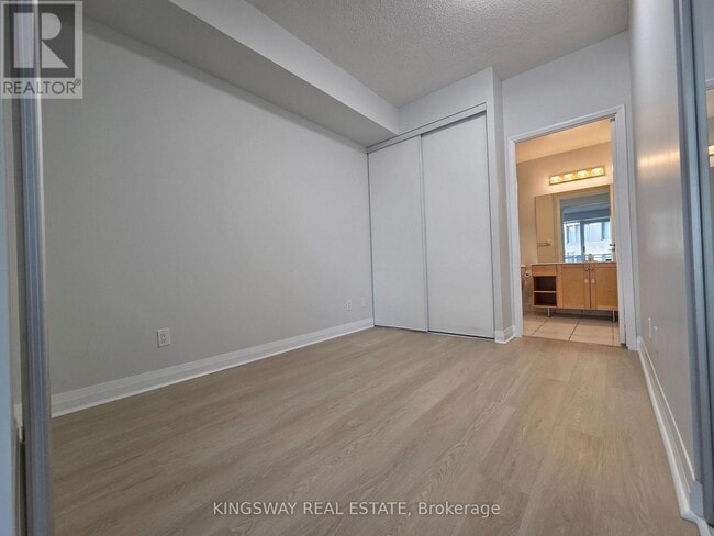 Photo du bâtiment - 220 Victoria St