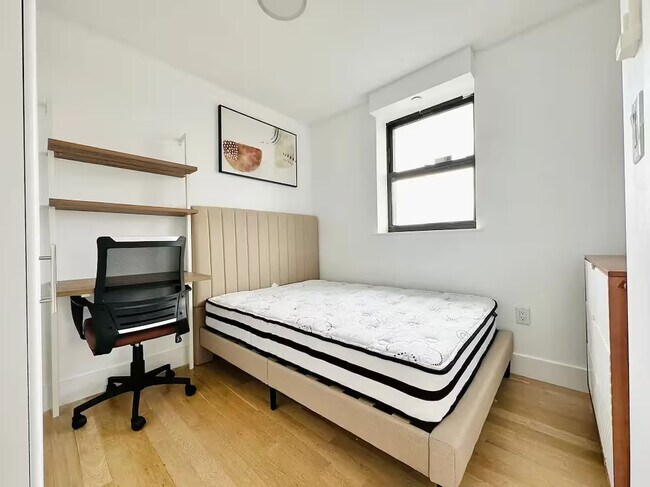 Foto del edificio - Furnished room/NOT APARTMENT