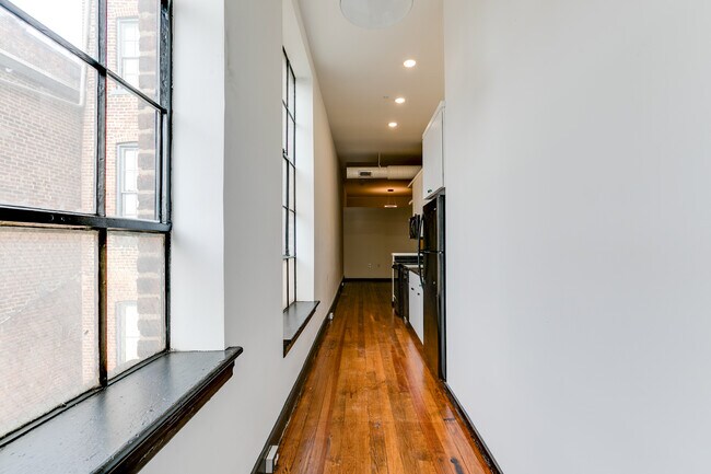 Entrada - 210 E Grace St