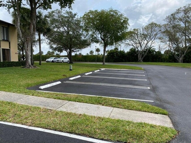 Building Photo - 825 Sky Pine Way