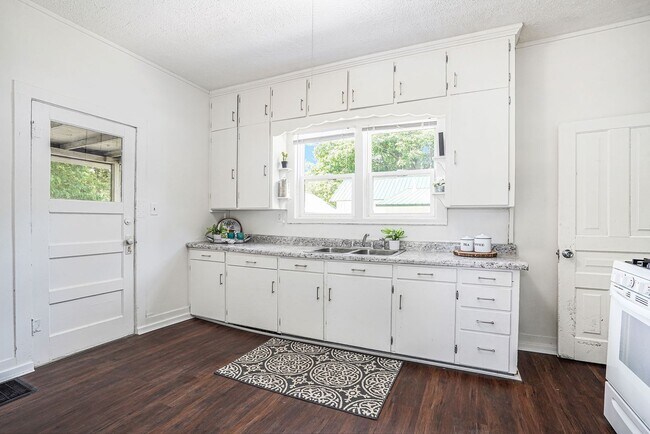 Building Photo - Student Housing Available Three Bedroom, O...