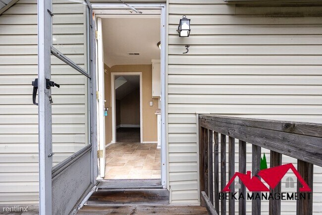Foto del edificio - 2 br, 1 bath Triplex - 19336 Martin Rd Apt 3