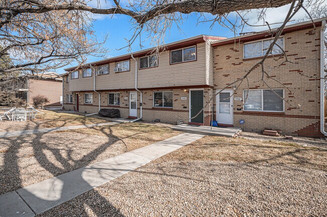 Frente del edificio - 4502 Everett Ct