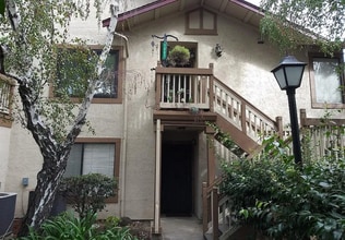 Building Photo - 1065 Huntington Common