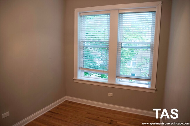 Foto del edificio - 3804 N Marshfield Ave