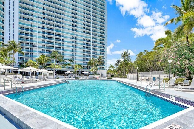 Foto del edificio - 100 Bayview Dr