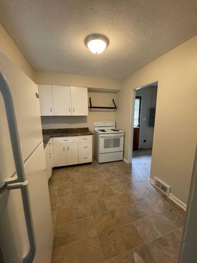 Building Photo - 603