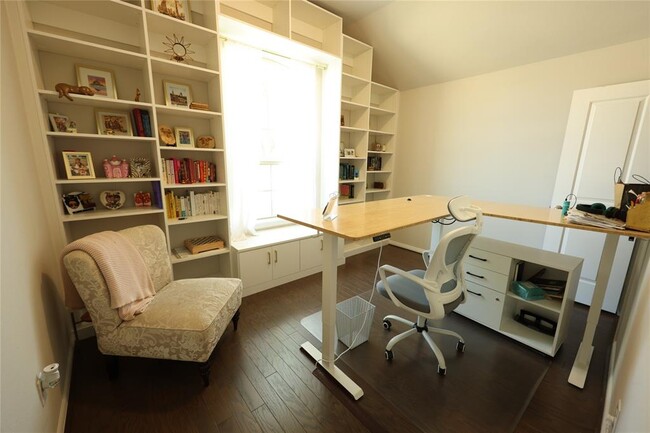 Foto del edificio - 2334 Falcon Brook Dr