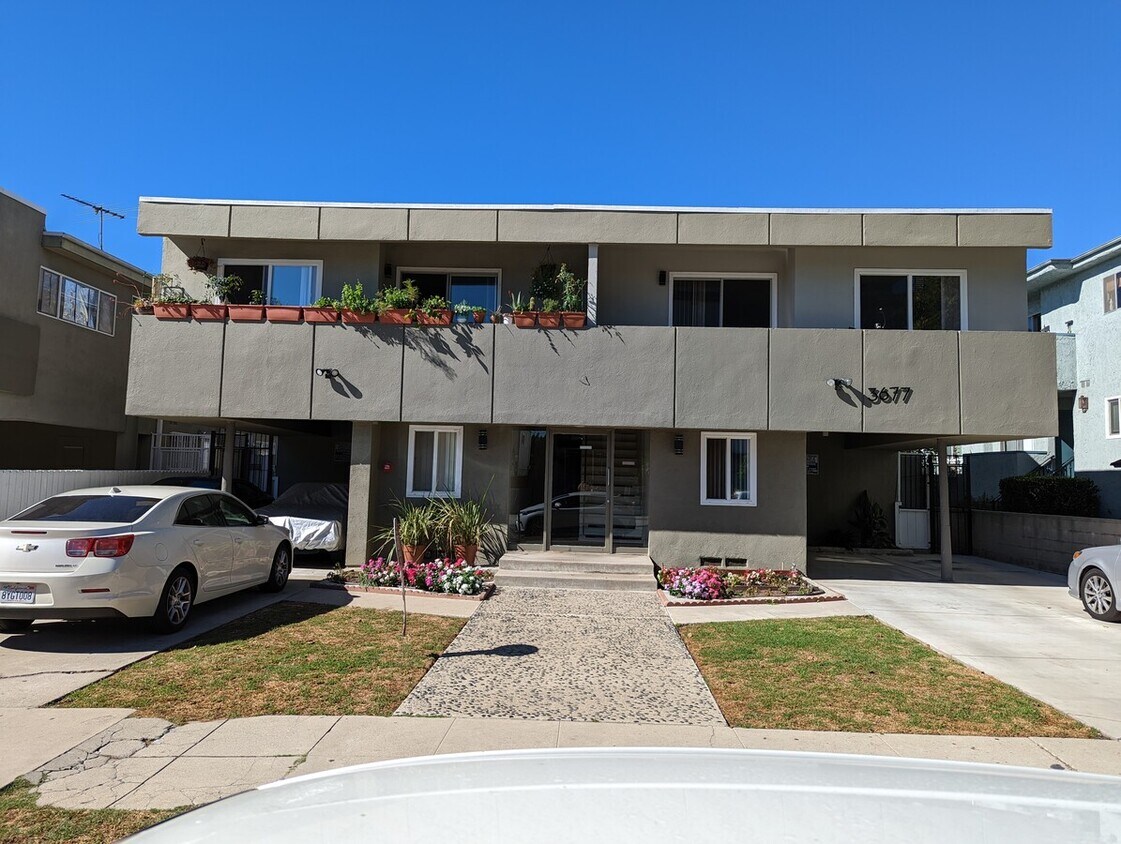 Entrada del edificio - 3677 Jasmine Ave
