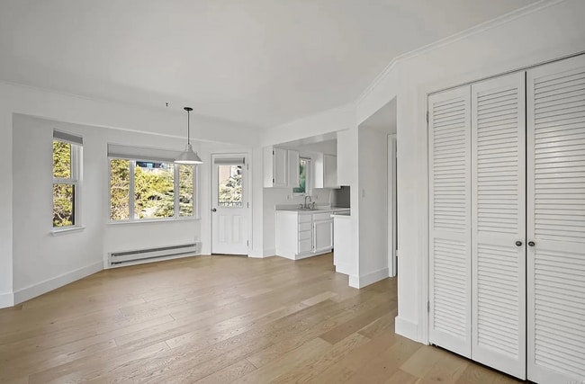 Building Photo - Beautifully updated Seminary Condo near Ri...