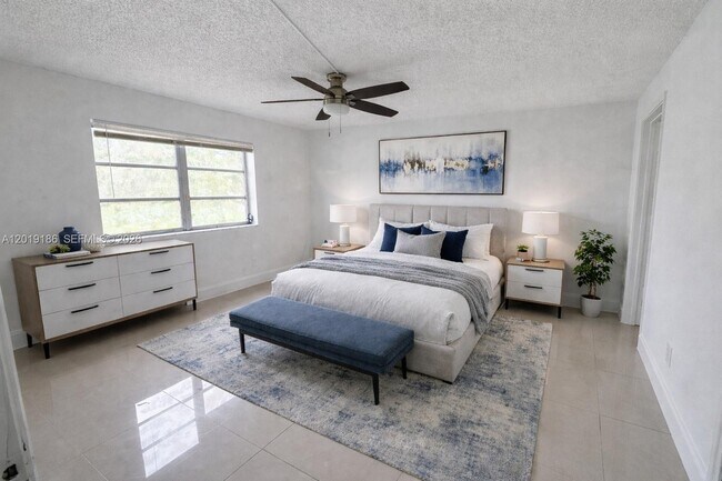 Foto del edificio - 8730 N Sherman Cir