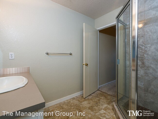 Building Photo - 3 br, 2.5 bath House - 4701 NE 77th Avenue...