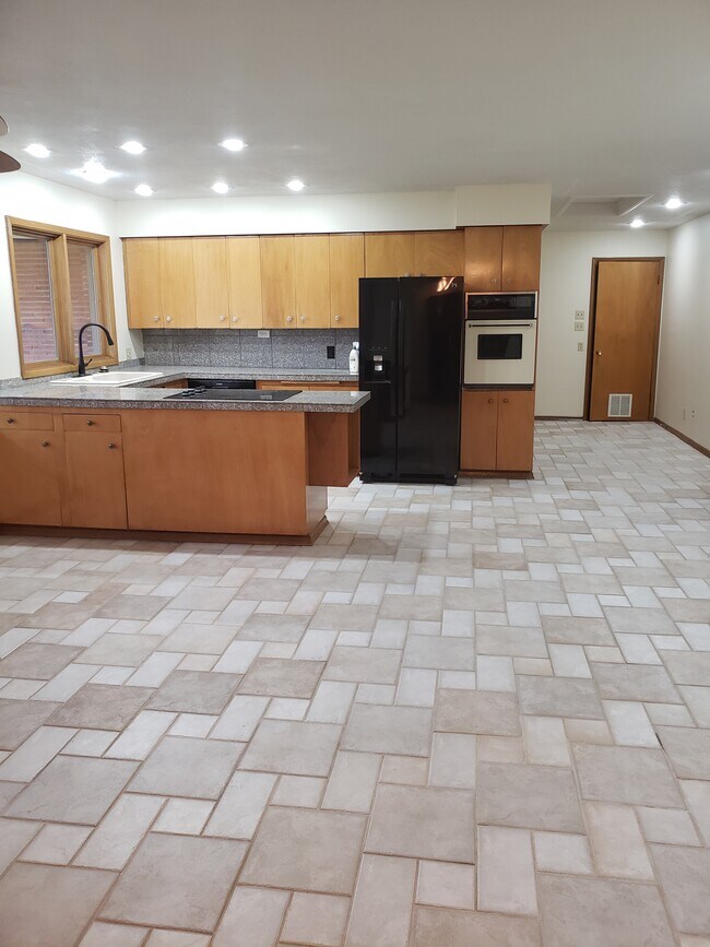 cocina abierta - 1727 E Pinecrest Rd