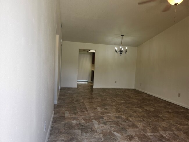 Building Photo - 2 bed 1 bath San Carlos Park