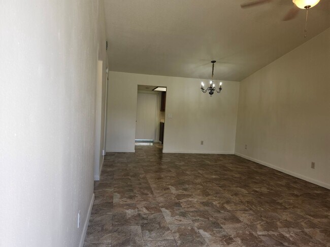 Foto del edificio - 2 bed 1 bath San Carlos Park